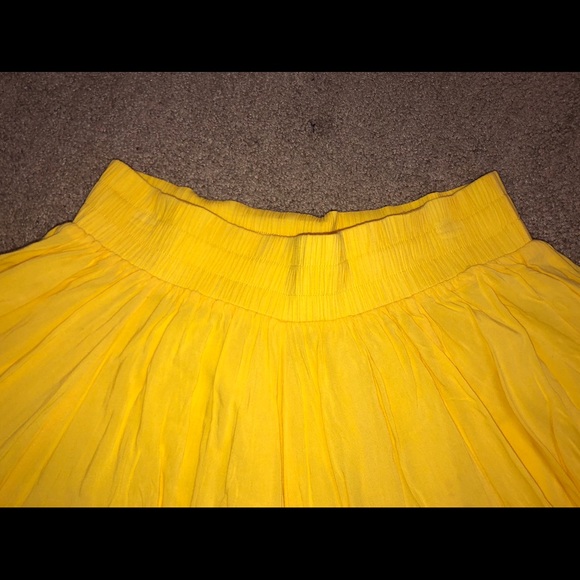 Canary yellow skirt - Picture 2 of 3